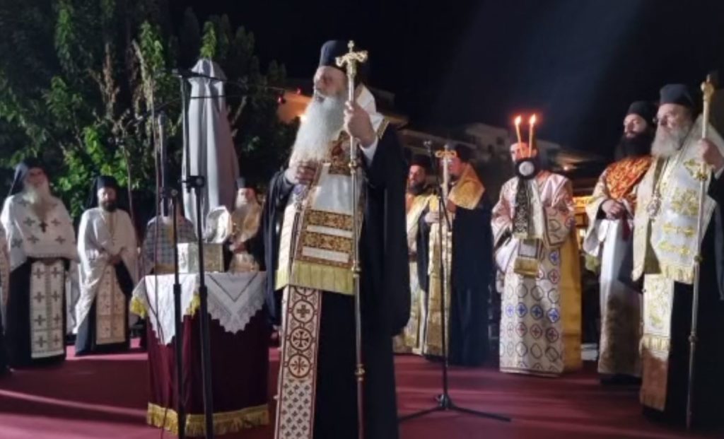 Καλαμπάκα: Λιτή και προσευχητική η λιτάνευση του Αγίου Βησσαρίωνα – Πίστη στον Θεό και όχι απελπισία το μήνυμα από την πόλη των Σταγών
