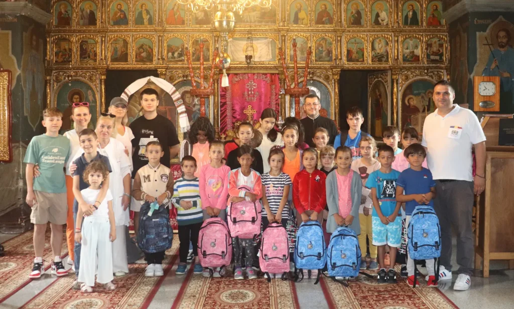 Peste 50 de elevi au primit ghiozdane cu rechizite de la voluntarii Paraclisului Catedralei Naţionale
