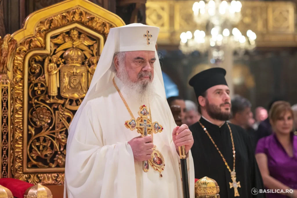 Patriarhul Daniel: Oriunde vede Sf. Cruce, creștinul își amintește de iubirea lui Dumnezeu pentru lume