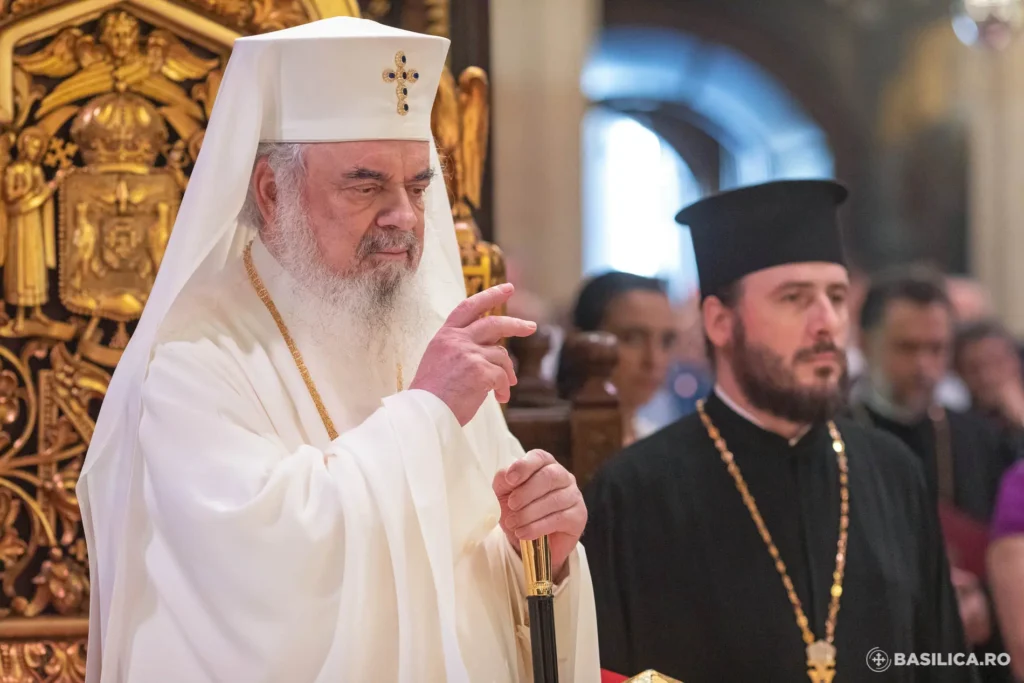 Crucea este semnul care unește cerul cu pământul și transformă suferința în bucuria Învierii: Patriarhul Daniel