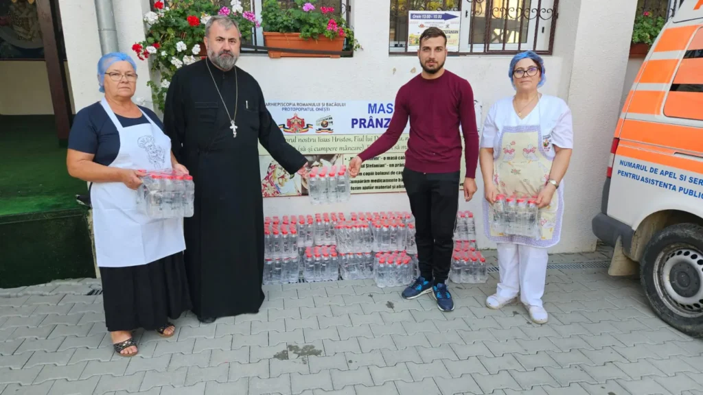 Masa Bucuriei din Onești a primit trei tone de apă îmbuteliată din partea Patriarhului Daniel