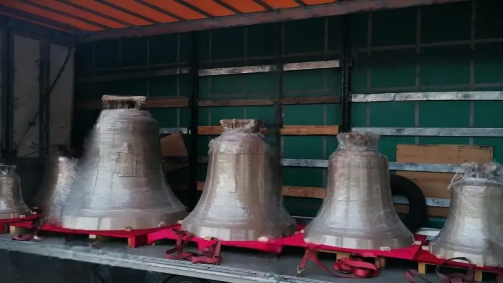 Noile clopote ale Catedralei din Roman ajung în țară de sărbătoarea Acoperământului Maicii Domnului