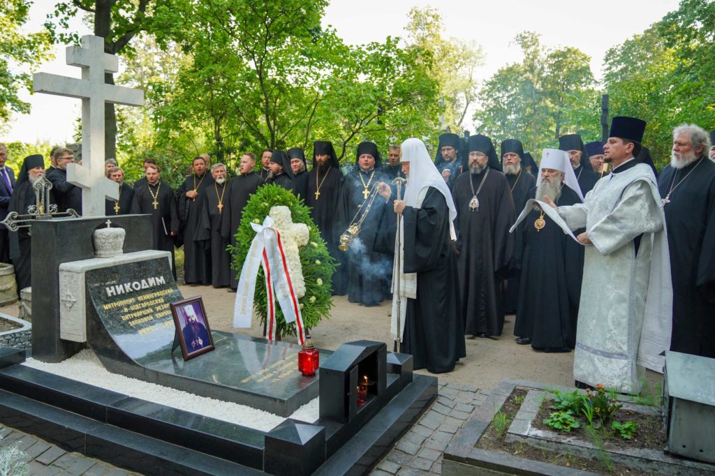 Святейший Патриарх Кирилл посетил Никольское и Большеохтинское кладбища в Санкт-Петербурге