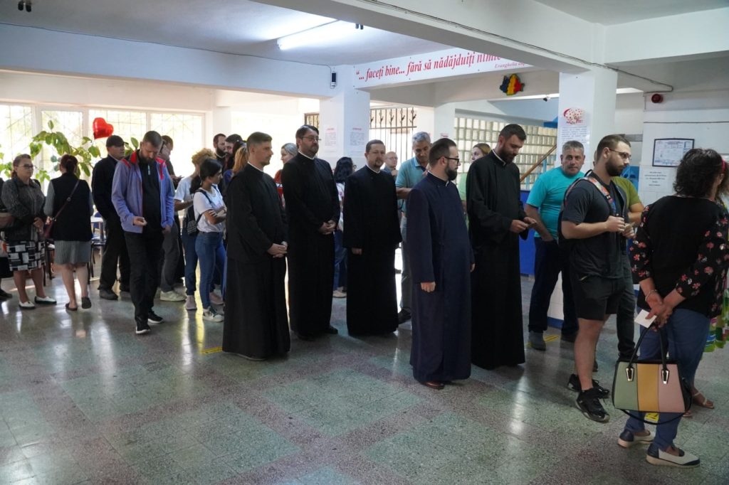 Clerici şi credincioşi din Arhiepiscopia Dunării de Jos au donat sânge pentru victimele de la Crevedia