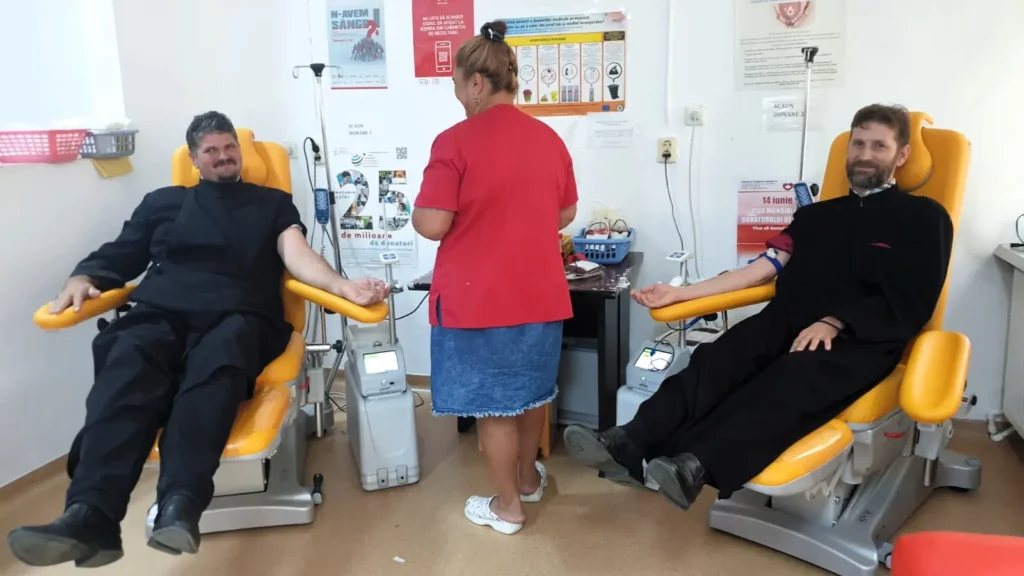 Clerici și credincioși din Episcopia Slatinei și Romanaților au donat sânge