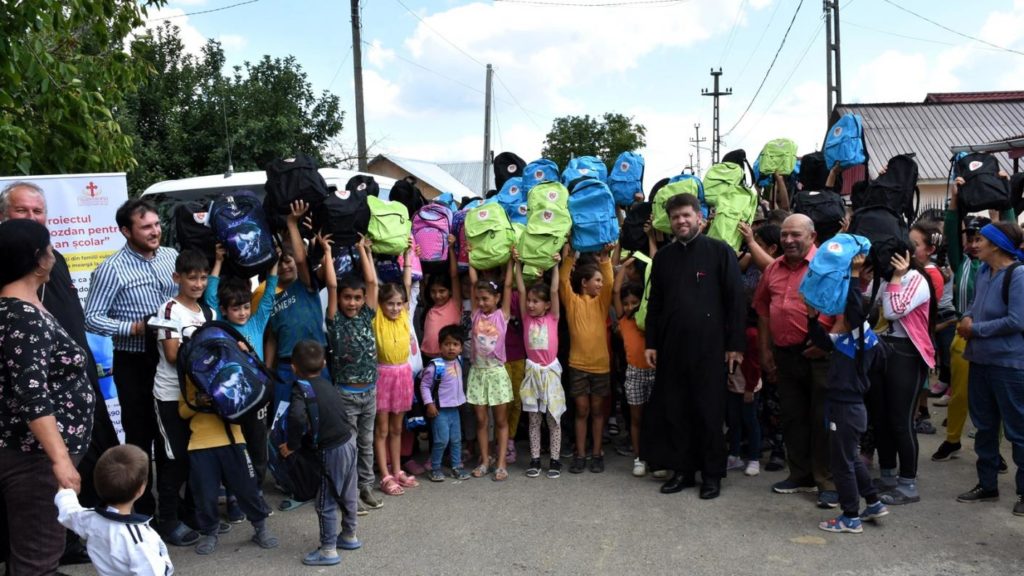 Ρουμανία: Σχολικές τσάντες σε παιδιά από δοκιμαζόμενες οικογένειες – Στόχος η μείωση της μαθητικής διαρροής