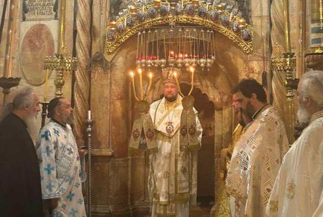 Иерархи Иерусалимской, Русской и Сербской Церквей совершили Литургию в храме Гроба Господня