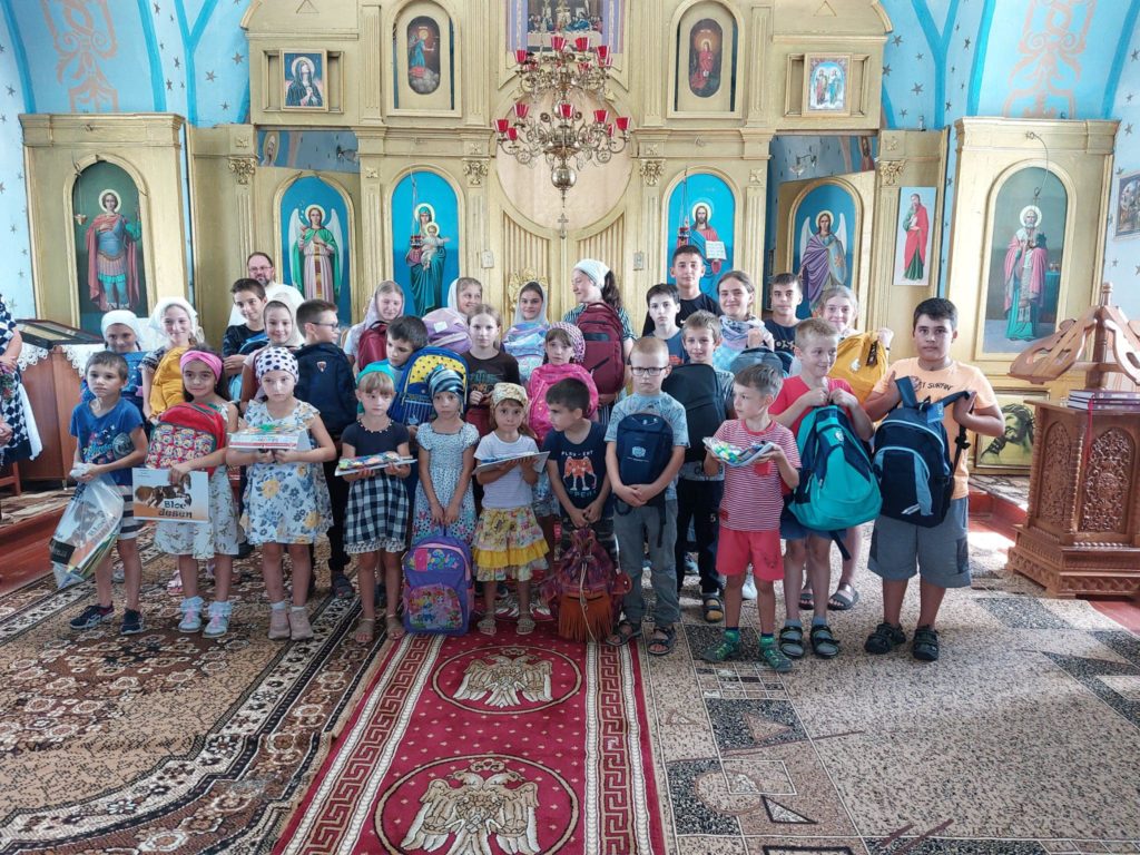Episcopia Basarabiei de Sud a oferit peste 600 de ghiozdane cu rechizite pentru elevi, înaintea de începerea şcolii