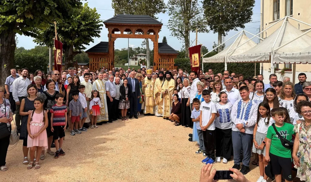 Italia: De hram, Mănăstirea Spilimbergo și-a inaugurat clopotnița și poarta maramureșeană