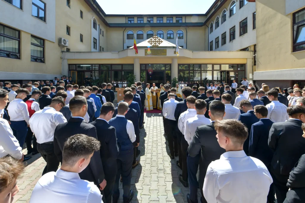Peste 400 de elevi au început cursurile la Seminarul Teologic Ortodox din Bucureşti
