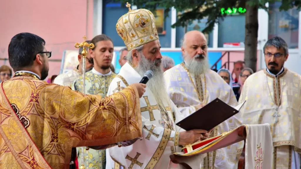 O biserică veche de peste 200 de ani a fost resfințită de către IPS Teofan la Piatra Neamț