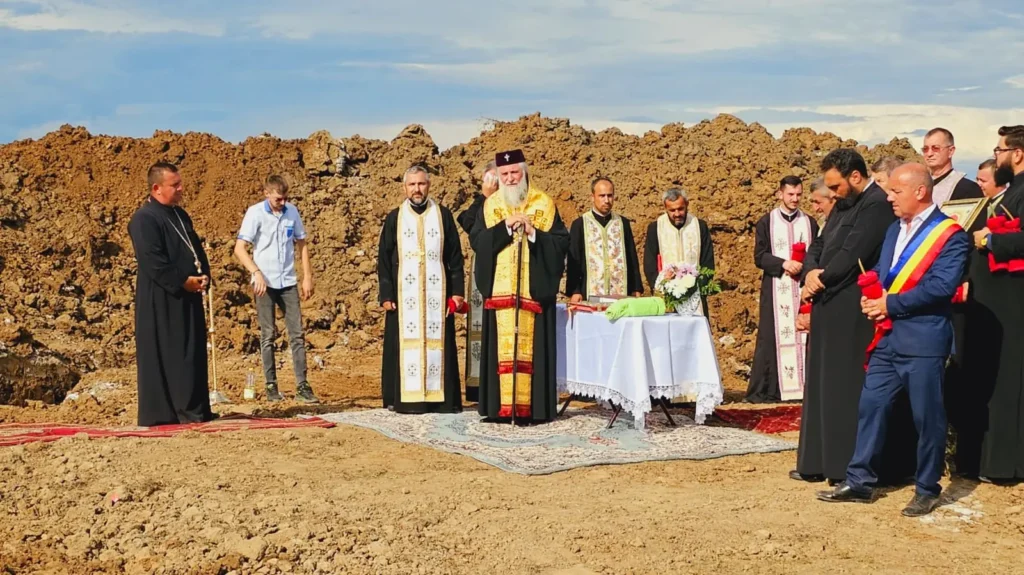 Gorj: Mitropolitul Irineu a pus piatra de temelie a unei mănăstiri care va include un complex pentru tineret