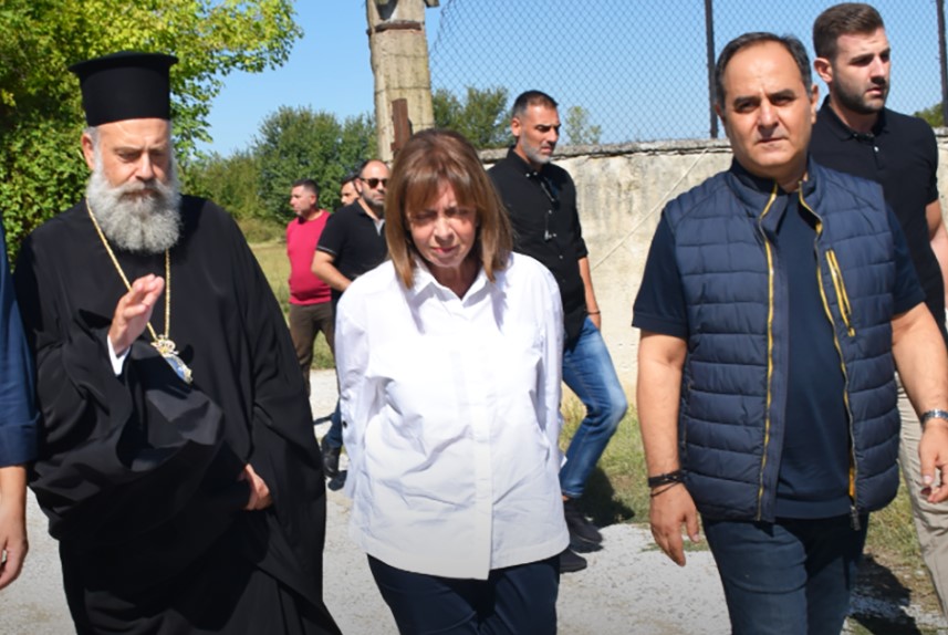 Σακελλαροπούλου και Μητροπολίτης Θεσσαλιώτιδος στους πλημμυροπαθείς της Καρδίτσας