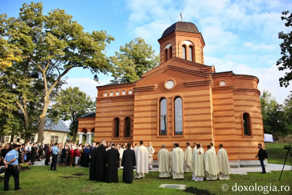 Oamenii fericiți și-au dus cu demnitate Crucea: IPS Teofan a sfințit capela unei unități medico-sociale din județul Iași