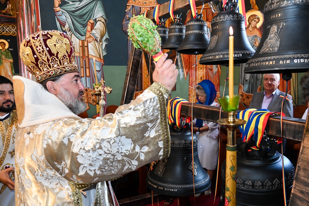 Episcopul Ambrozie a sfinţit clopotele bisericii „Sf. Martiri Brâncoveni” din Giurgiu