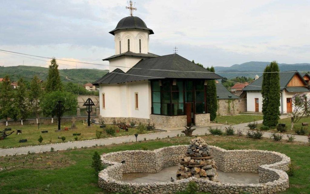 Un Mitropolit georgian va participa la sfințirea noii biserici a Mănăstirii vâlcene Ostrov
