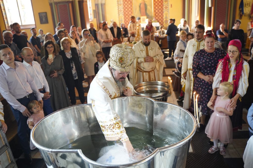 Episcopul Europei de Nord a botezat doi copii şi un adult în Danemarca