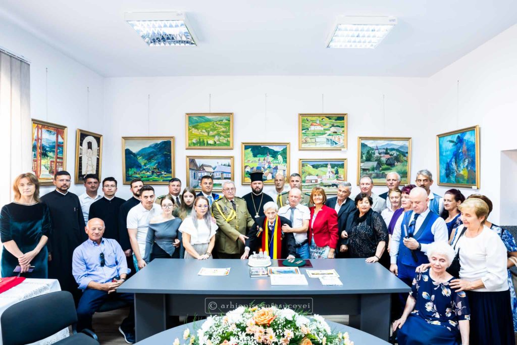 Un veteran de război dintr-o localitate suceveană a primit „Crucea Bucovinei” la împlinirea vârstei de 100 de ani