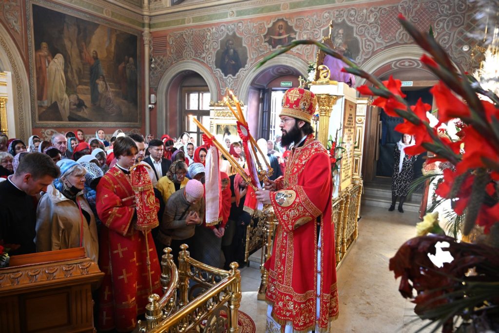 Митрополит Волоколамский Антоний возглавил престольный праздник в храме Воскресения Словущего на Успенском Вражке