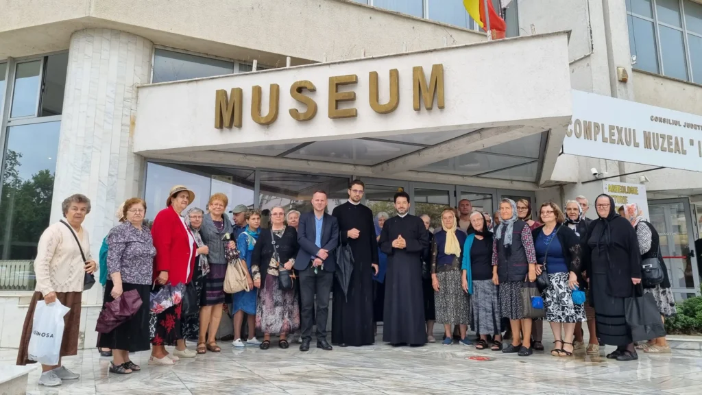 O parohie din Bacău a organizat o vizită la muzeu pentru vârstnicii din comunitate
