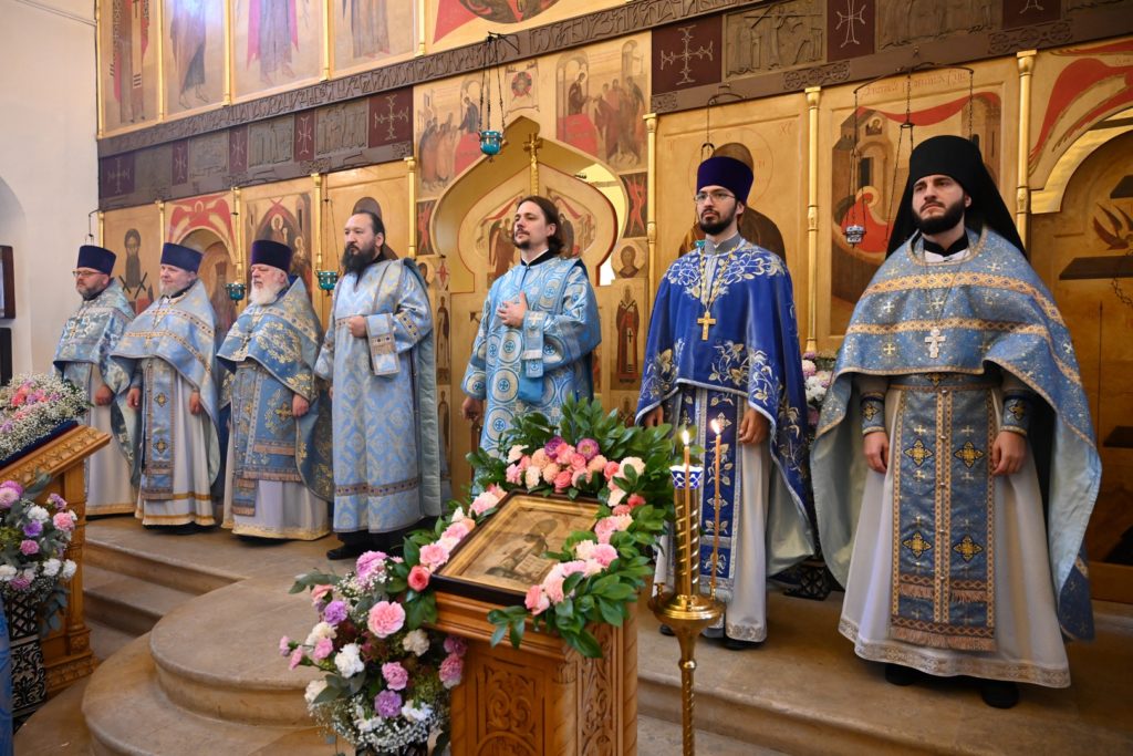 Митрополит Волоколамский Антоний совершил Божественную литургию на Китайском Патриаршем подворье