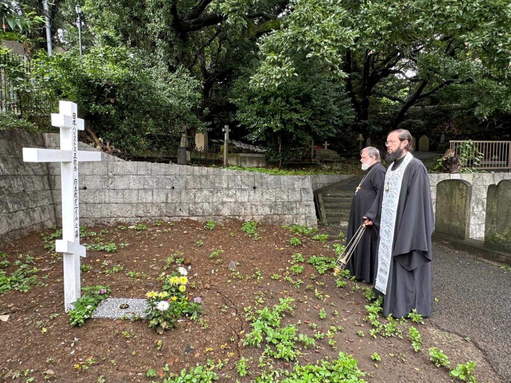 Митрополит Волоколамский Антоний совершил литию на могиле почившего митрополита Токийского и всей Японии Даниила