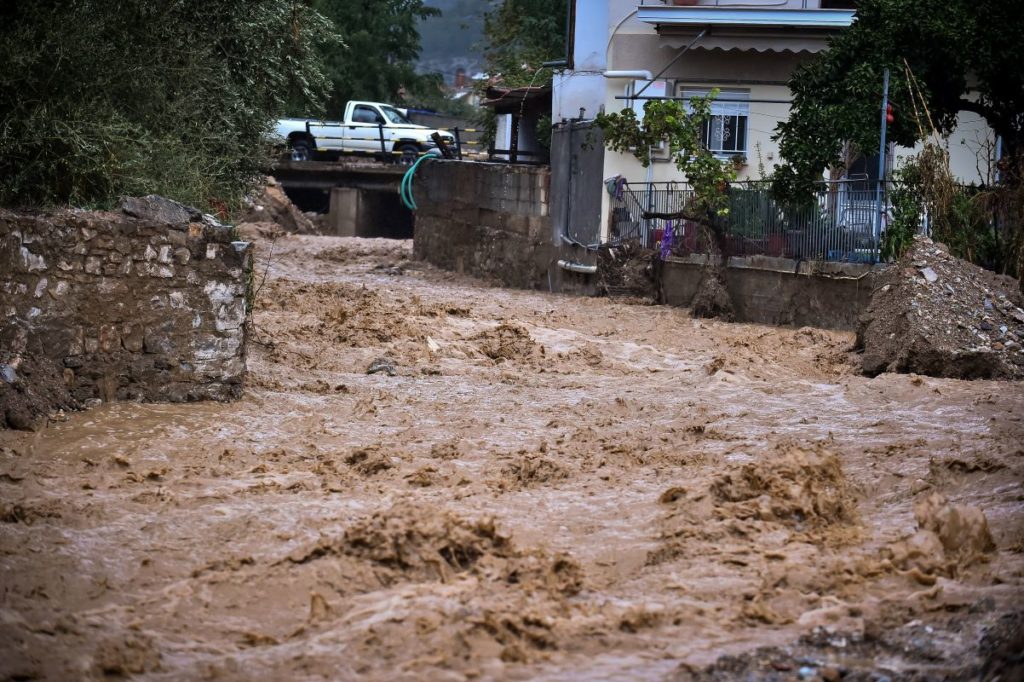 Μεγάλα προβλήματα σε Εύβοια και Βόλο από τις πλημμύρες – Χωρίς οδική πρόσβαση το Νότιο Πήλιο