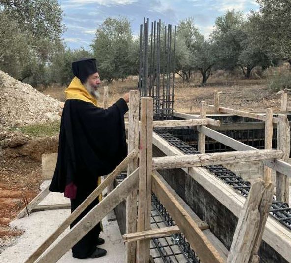Κατάθεση θεμελίου λίθου από τον Μητροπολίτη Ρεθύμνης
