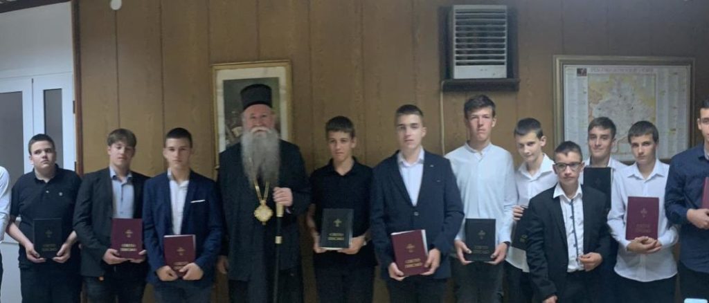 Ο Μητροπολίτης Μαυροβουνίου προσέφερε σε νέους σπουδαστές την Αγία Γραφή