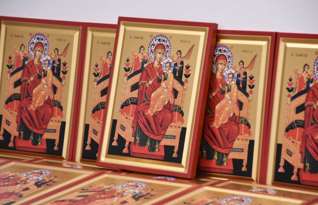 Περισσότερες από 100 εικόνες της Παναγίας Παντάνασσας δώρισε η Μητρόπολη Κλουζ σε Κλινική