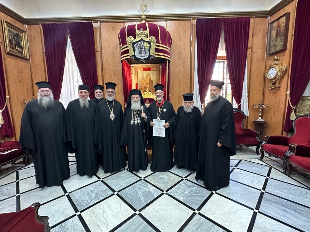 Παρασημοφόρηση του Επισκόπου Αμορίου Νικηφόρου από τον Πατριάρχη Ιεροσολύμων