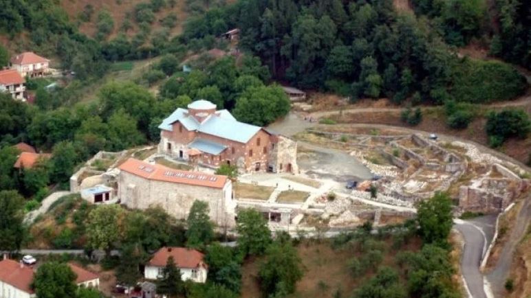 Κοσσυφοπέδιο: Κατέρρευσαν οι ισχυρισμοί για εμπλοκή της Εκκλησίας στα αιματηρά γεγονότα – Αυτοψία Επισκόπου και EULEX στη Μονή Μπάνισκο