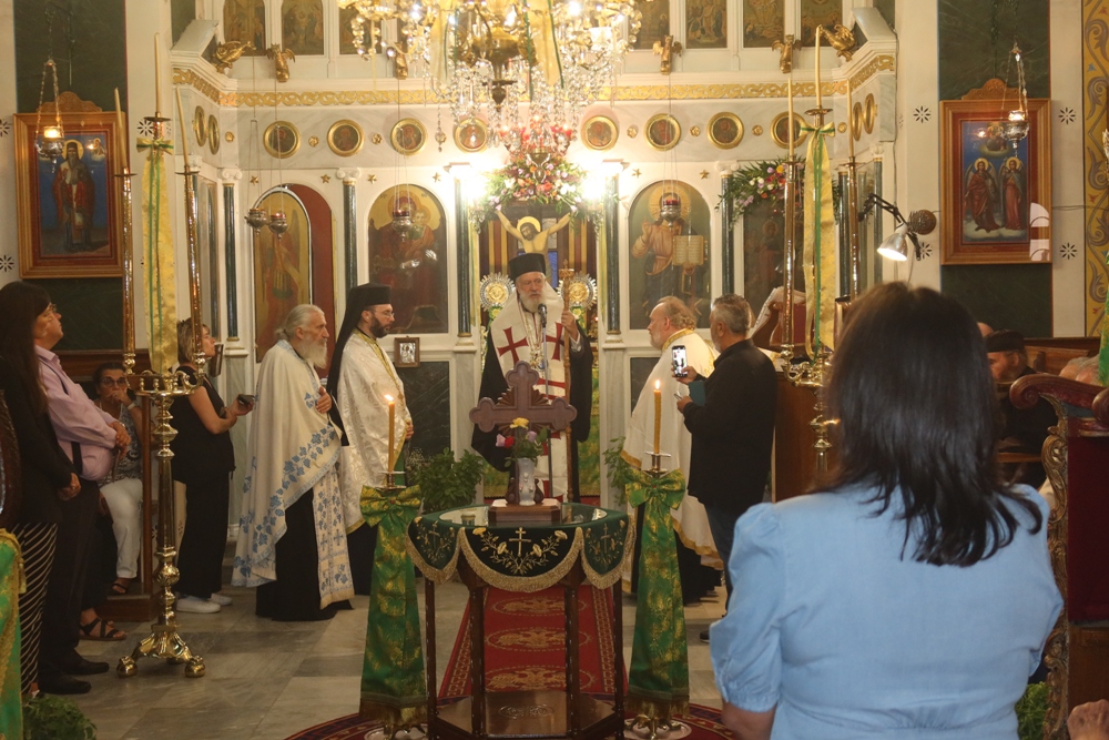 Σύρου Δωρόθεος: Ο Σταυρός είναι η πηγή της ζωής για την Εκκλησία και τους πιστούς