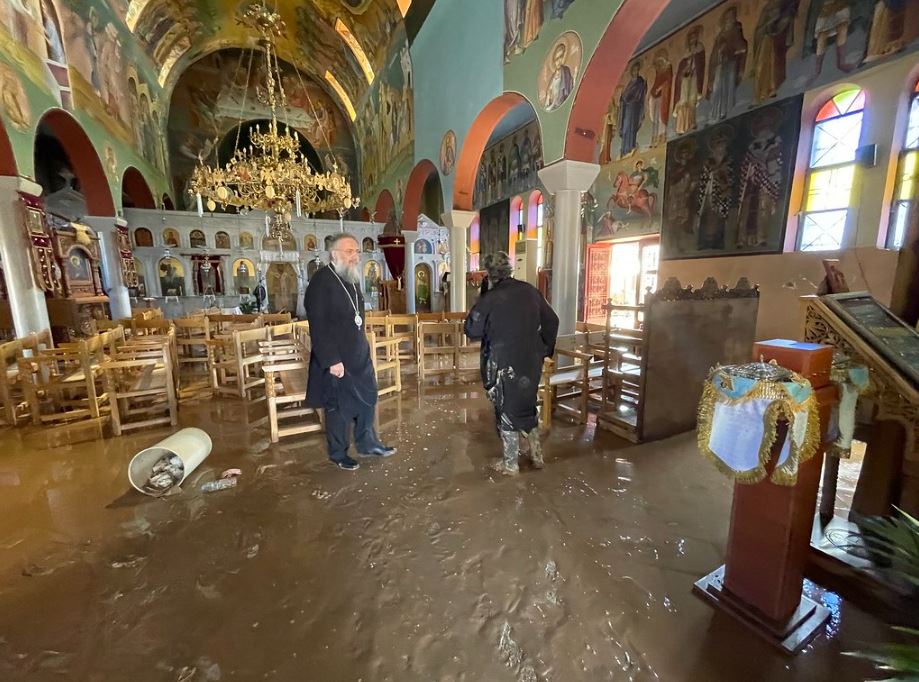 Χαοτική η κατάσταση σε εκκλησίες των Τρικάλων – Στο πλευρό των πλημμυροπαθών ο Μητροπολίτης Χρυσόστομος (ΦΩΤΟ)