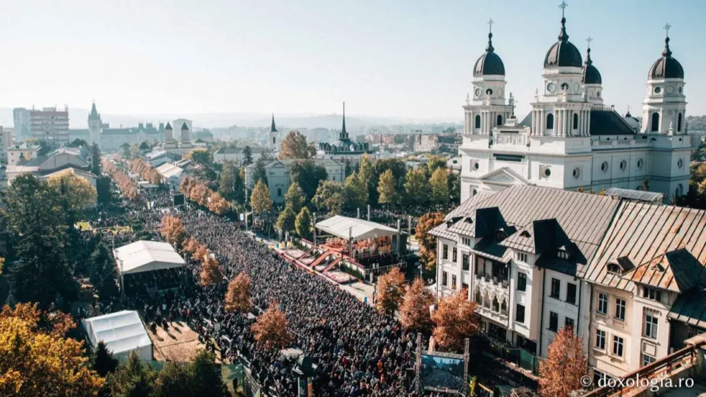 85.000 de credincioși s-au rugat împreună la liturghia de sărbătoarea Sfintei Parascheva