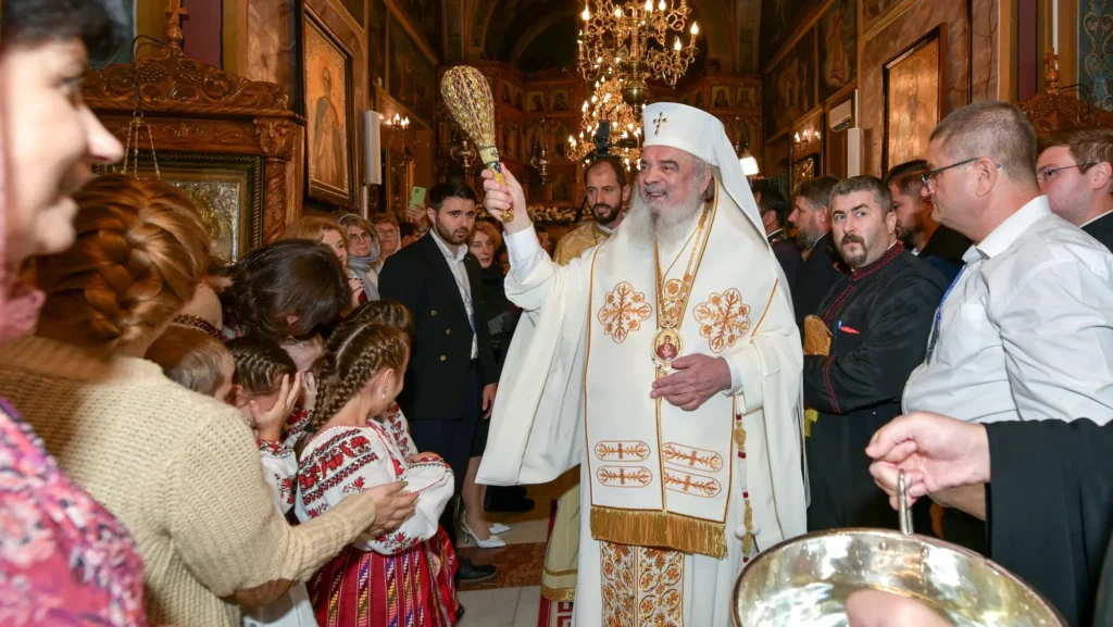Catapeteasma unei biserici ilfovene a fost resfinţită de Patriarhul României