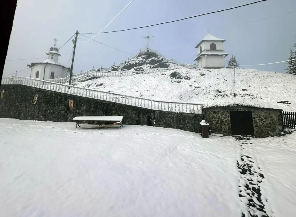 Prima zăpadă din acest sezon la Mănăstirea Piatra Tăieturii din Panaci (FOTO)