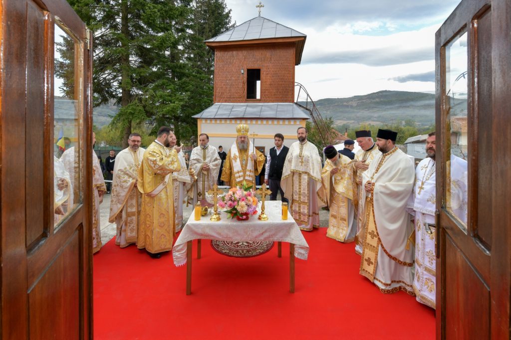 A fost sfinţită pictura restaurată a bisericii prahovene Sângeru