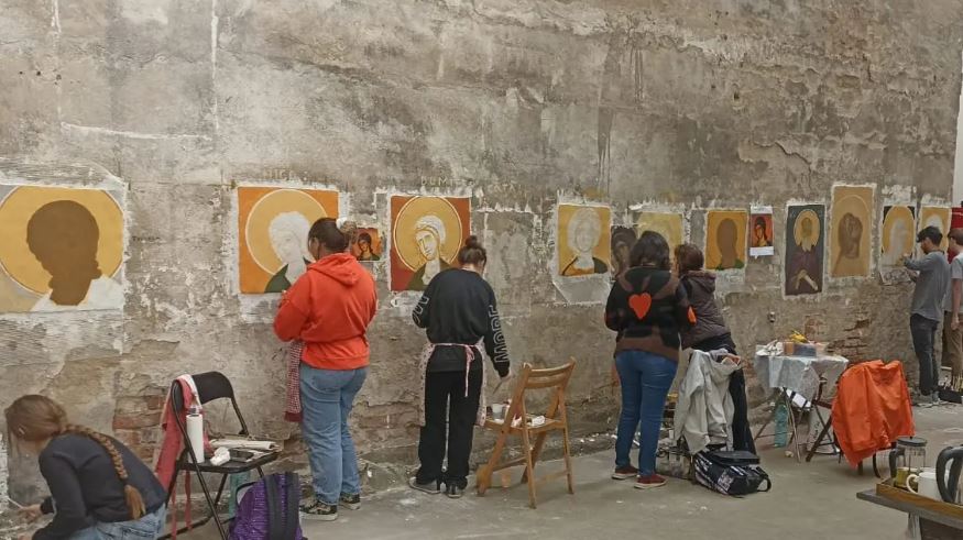 Υπαίθριο εργαστήρι αγιογραφίας από φοιτητές Θεολογίας στο Βουκουρέστι