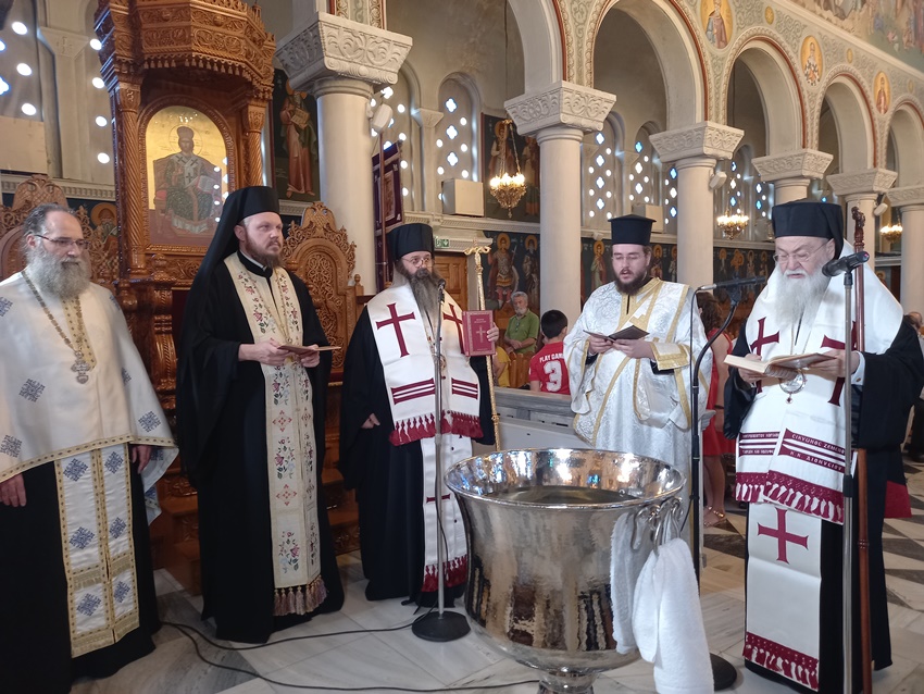 Βαπτίσεις από τον Μητροπολίτη Κορίνθου και τον Επίσκοπο Κεγχρεών