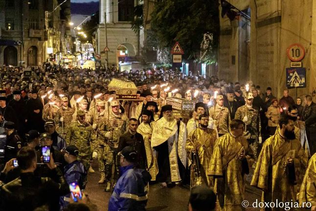 Ιάσιο: 20.000 προσκυνητές στην πομπή του σκηνώματος της Οσίας Παρασκευής της Επιβατινής (ΦΩΤΟ-ΒΙΝΤΕΟ)