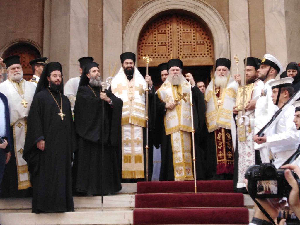 Ευλαβική προσευχή για τον Πολιούχο Αθηνών, Άγιο Διονύσιο τον Αρεοπαγίτη, στον ομώνυμο ναό του Κολωνακίου