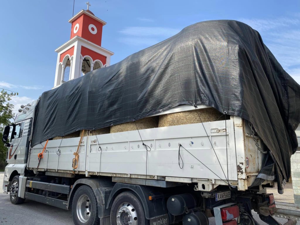 Ι.Μ. Θεσσαλιώτιδος: Τρεις νταλίκες με άχυρο κατέφθασαν στις εγκαταστάσεις της Κόκκινης Εκκλησίας
