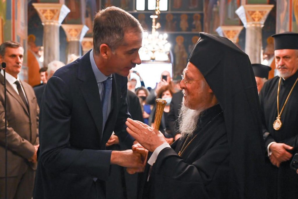 Ο Κώστας Μπακογιάννης για την επίσκεψη του Οικουμενικού Πατριάρχη στο Γηροκομείο Αθηνών