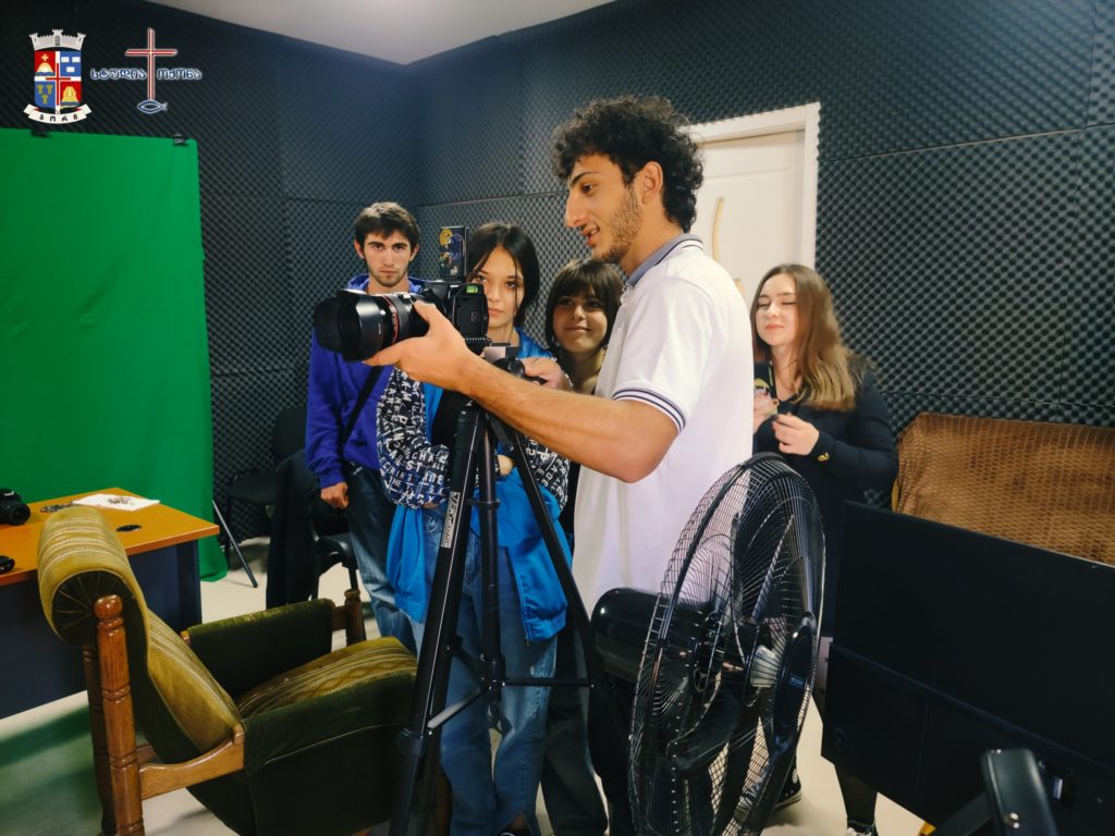 პროექტის “მედიათეკა ოქონა” ფარგლებში გაიმართა სწავლება ფოტო-ვიდეო გადაღების, მონტაჟისა და ჟურნალისტიკის მიმართულებით.