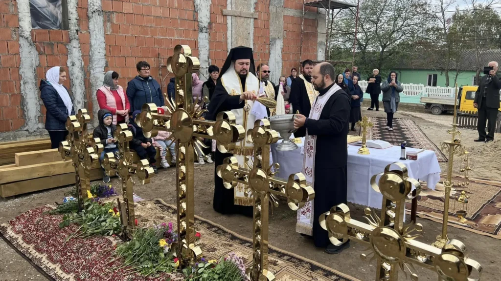 PS Veniamin a sfințit crucile care vor fi așezate pe acoperișul unei noi biserici din Republica Moldova