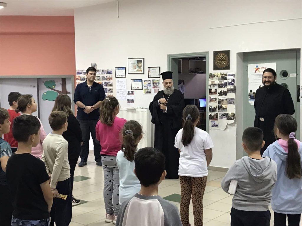 Ο Μητροπολίτης Θεσσαλιώτιδος επισκέφθηκε μαθητές από τις πληγείσες περιοχές