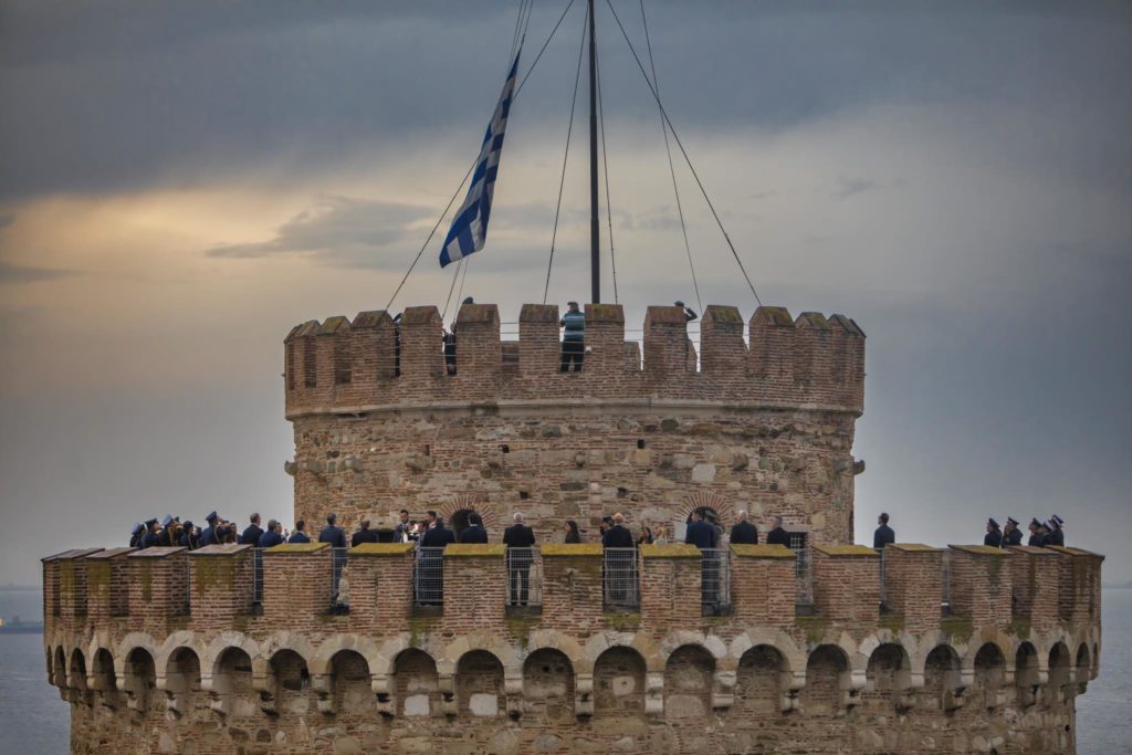 Η έπαρση της σημαίας στον Λευκό Πύργο (ΦΩΤΟ)