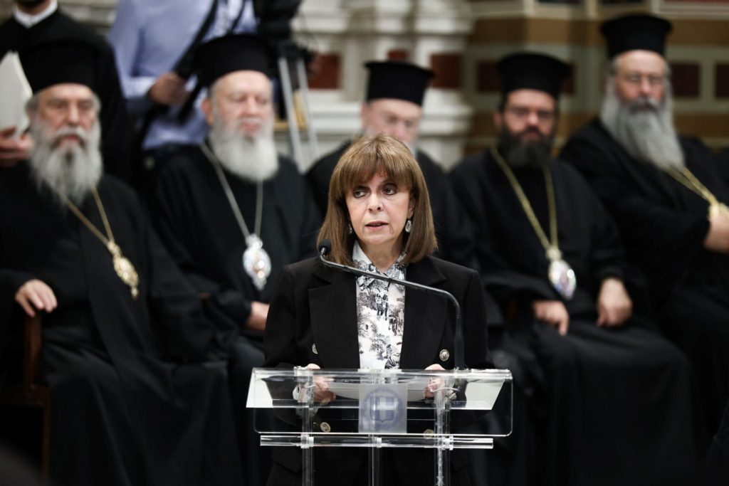 O χαιρετισμός της Κατερίνας Σακελλαροπούλου στην έναρξη του συνεδρίου για τα 100 χρόνια του περιοδικού «Θεολογία»