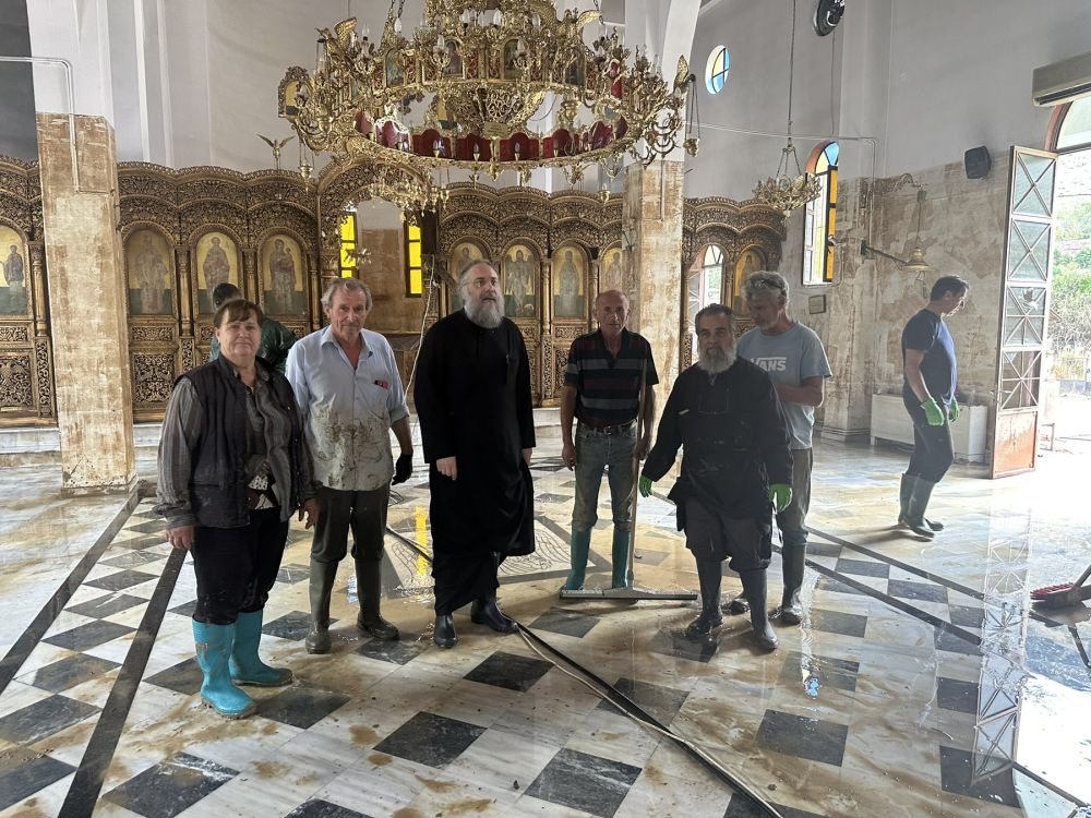 Ο Μητροπολίτης Τρίκκης στο πλημμυρισμένο Κεραμίδι Τρικάλων